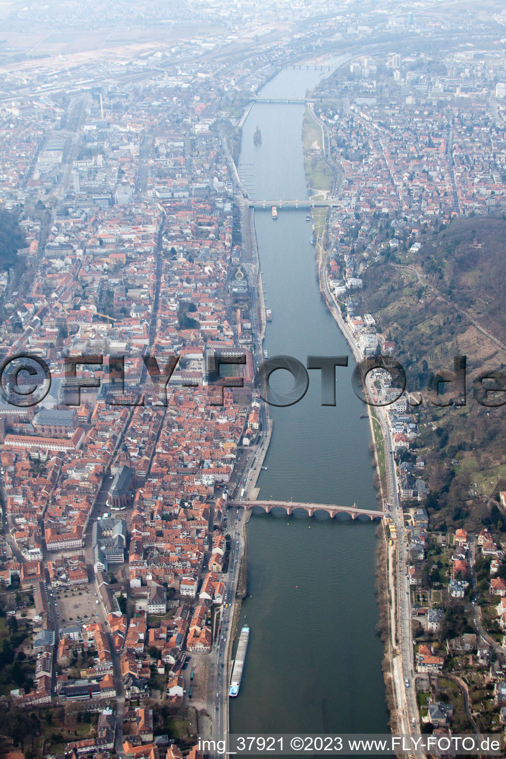 Vue aérienne de Vieille ville, vieux pont sur le Neckar à le quartier Kernaltstadt in Heidelberg dans le département Bade-Wurtemberg, Allemagne