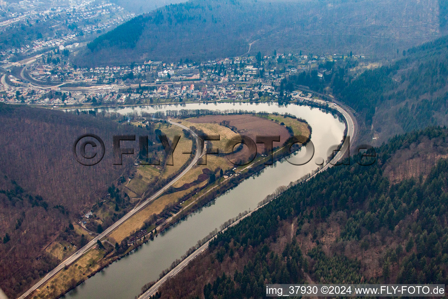 Vue aérienne de Coude du Neckar à Neckargemünd dans le département Bade-Wurtemberg, Allemagne