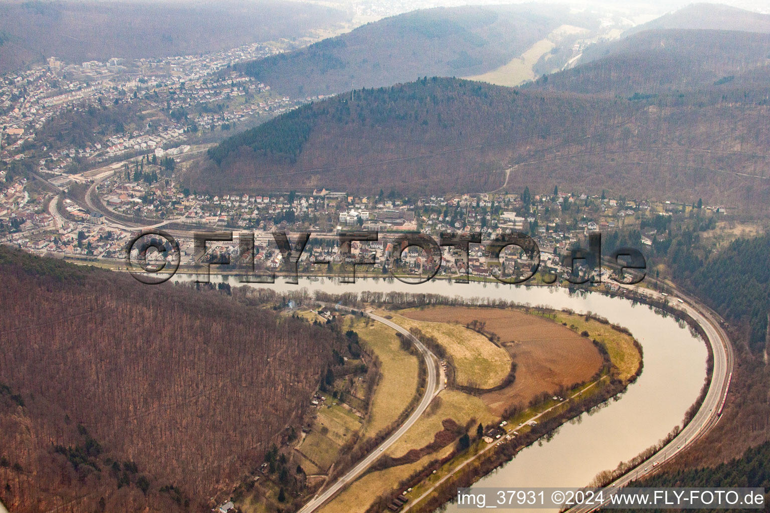 Vue aérienne de Coude du Neckar à Neckargemünd dans le département Bade-Wurtemberg, Allemagne