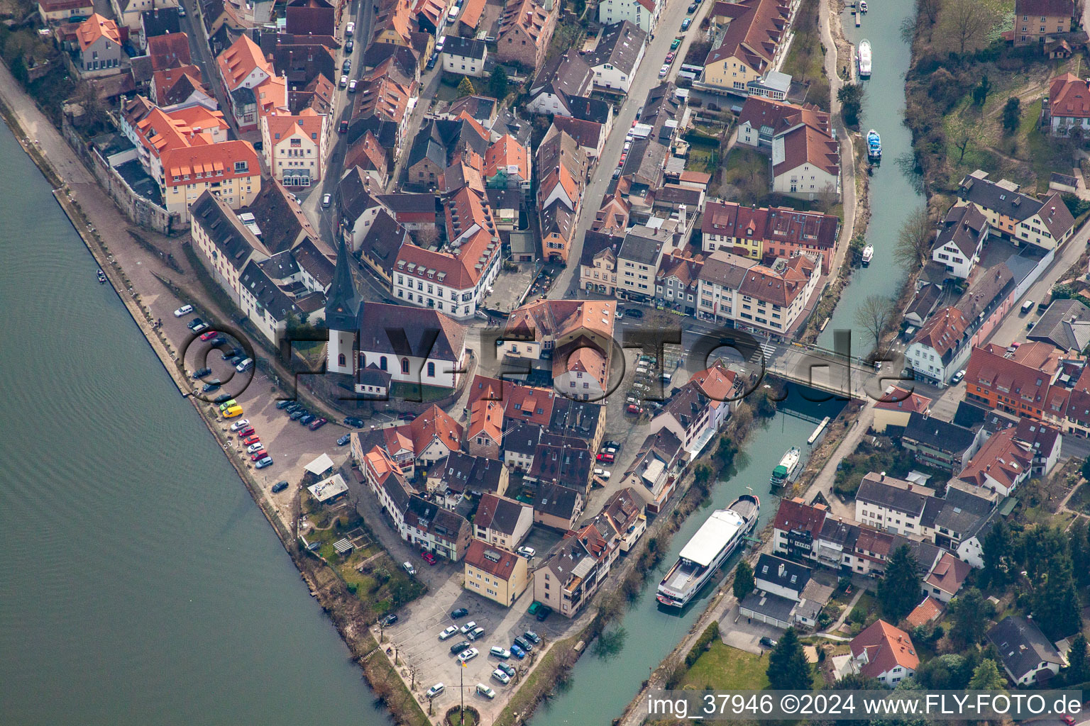 Vue aérienne de Embouchure de l'Elsenz dans le Neckar à Neckargemünd dans le département Bade-Wurtemberg, Allemagne