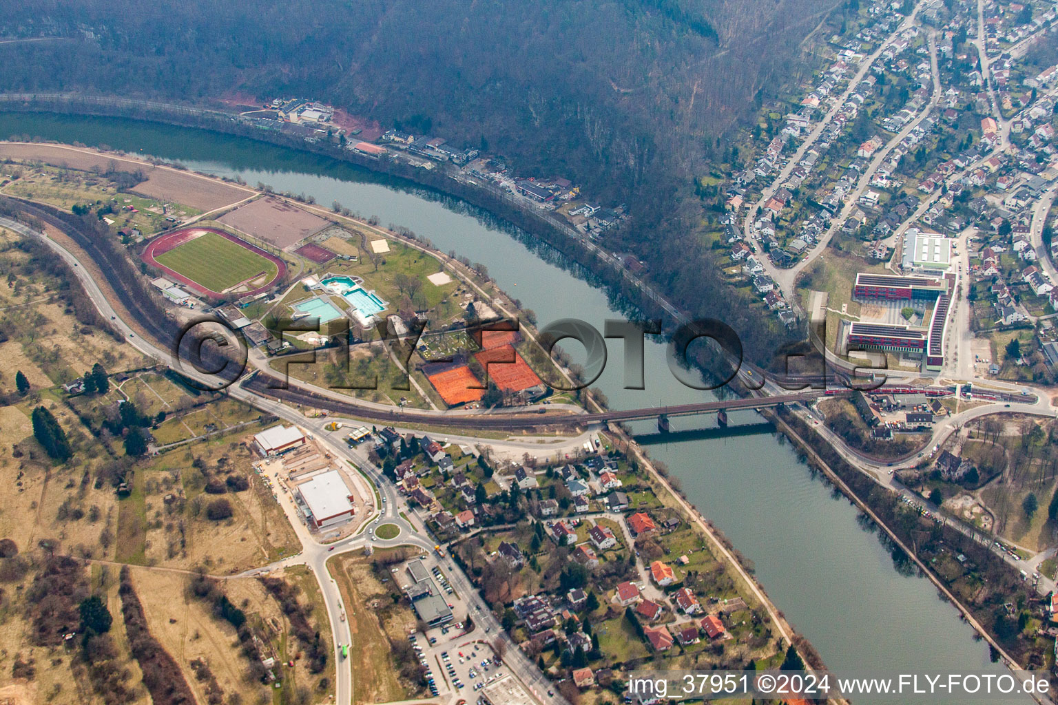 Vue aérienne de Pont ferroviaire sur le Neckar à le quartier Kleingemünd in Neckargemünd dans le département Bade-Wurtemberg, Allemagne