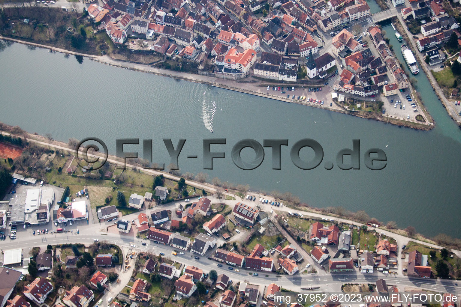 Neckargemünd dans le département Bade-Wurtemberg, Allemagne vu d'un drone