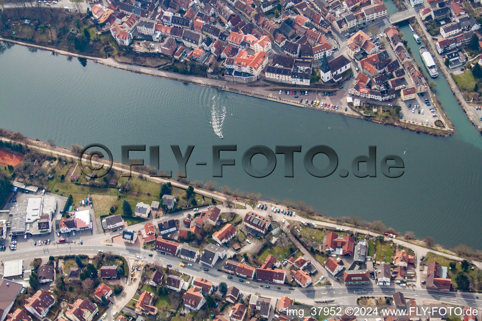 Vue aérienne de Banques du Neckar à le quartier Kleingemünd in Neckargemünd dans le département Bade-Wurtemberg, Allemagne