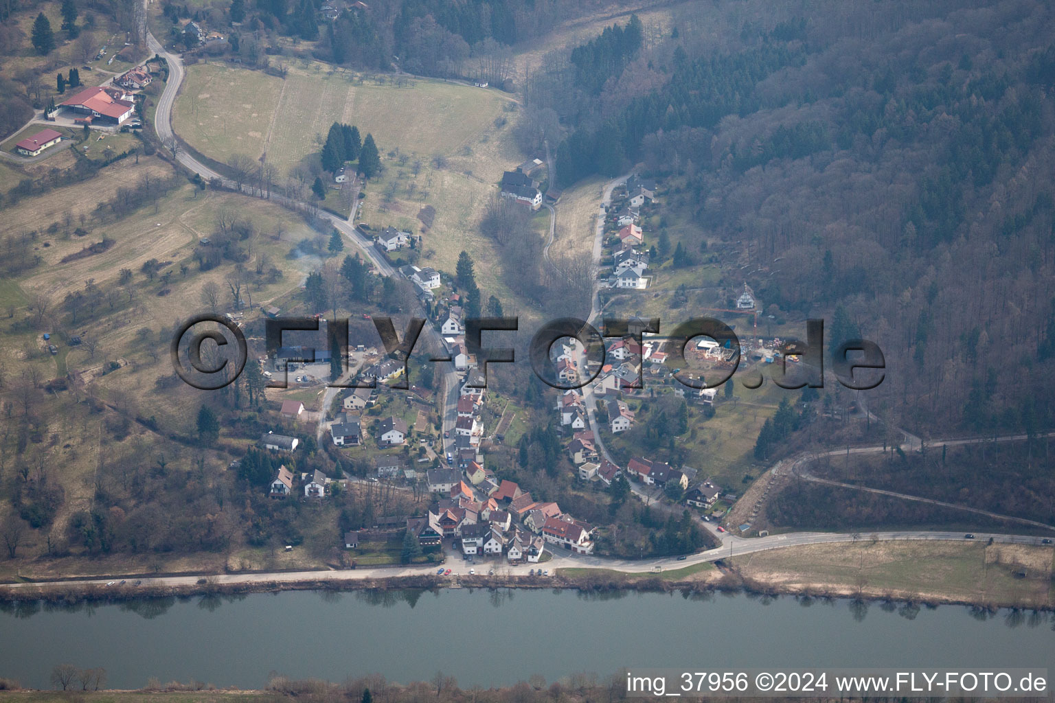 Vue aérienne de Village de l'autre côté du Neckar à le quartier Neuhof in Neckargemünd dans le département Bade-Wurtemberg, Allemagne