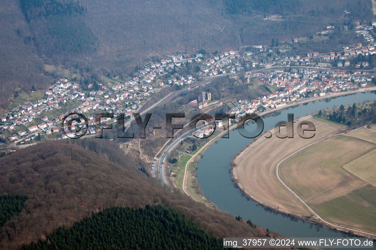 Vue aérienne de Château central de 1165 à Neckarsteinach dans le département Hesse, Allemagne