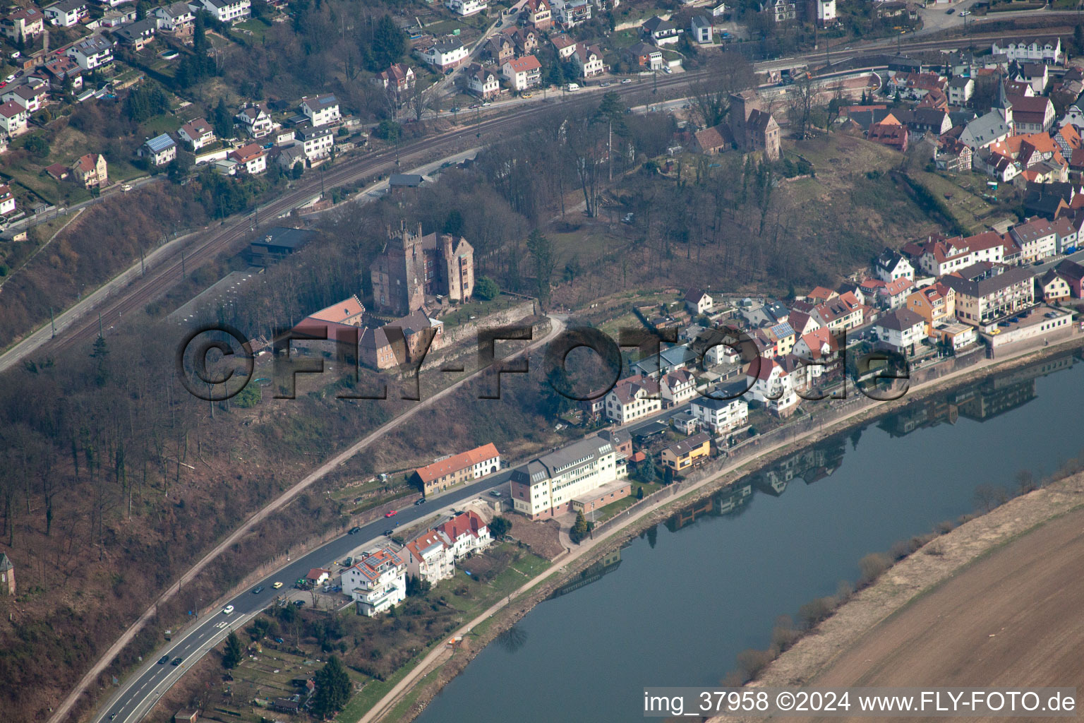 Vue aérienne de Château central de 1165 à Neckarsteinach dans le département Hesse, Allemagne