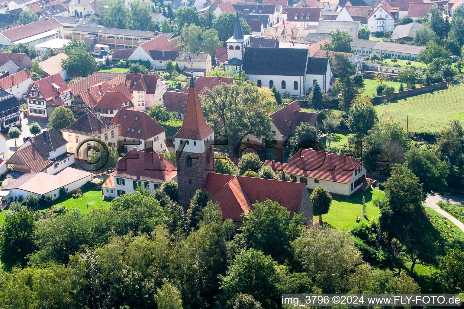 Vue aérienne de Ev. église à Minfeld dans le département Rhénanie-Palatinat, Allemagne