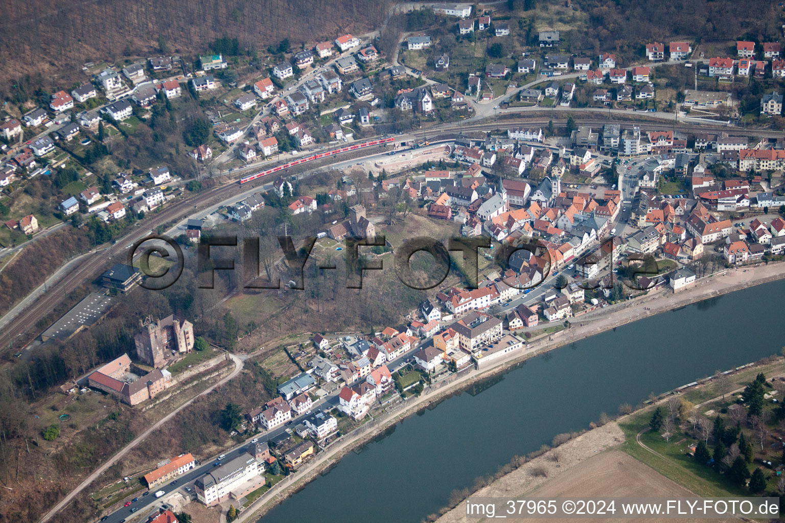 Vue oblique de Château central de 1165 à Neckarsteinach dans le département Hesse, Allemagne