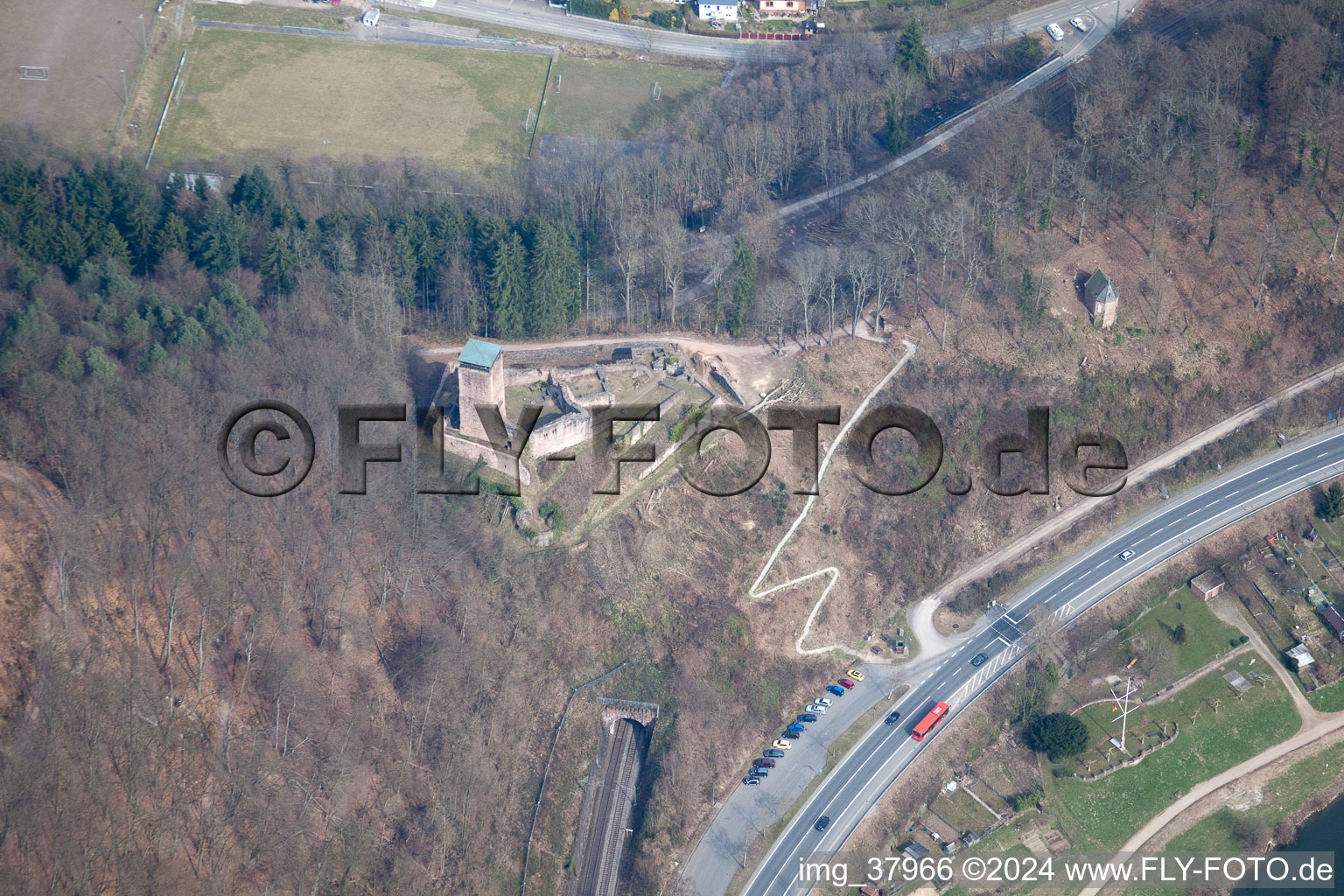 Vue aérienne de Château de Schadeck à Neckarsteinach dans le département Hesse, Allemagne