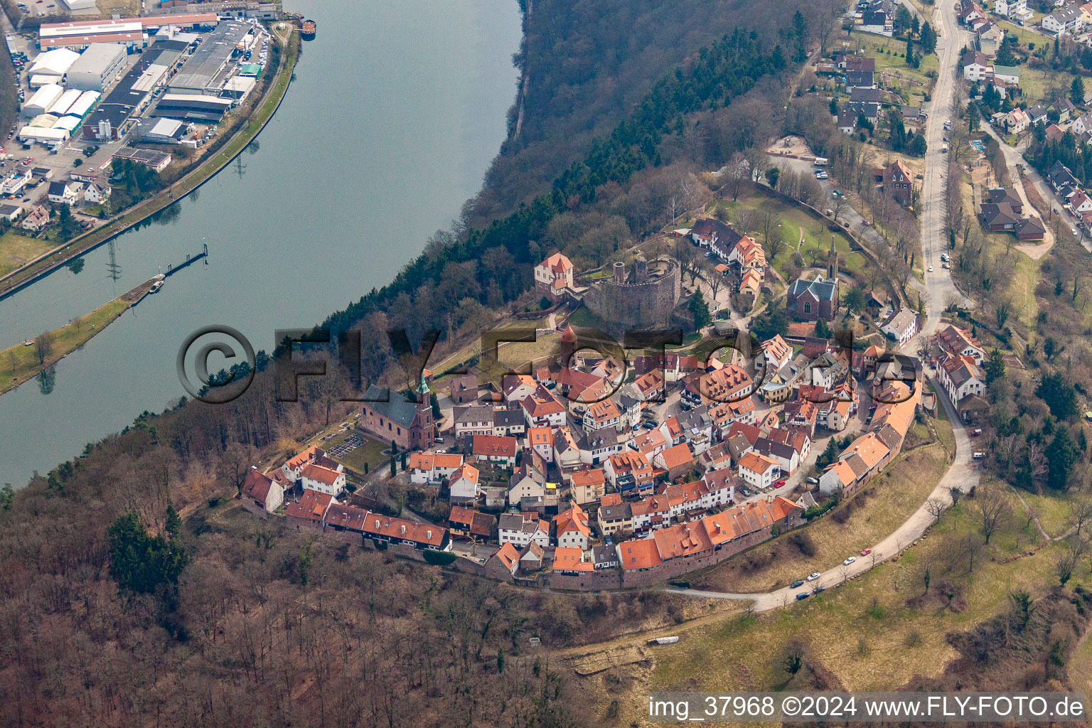 Photographie aérienne de Ruines et vestiges des murs de l'ancien complexe du château et de la forteresse Dilsberg à le quartier Dilsberg in Neckargemünd dans le département Bade-Wurtemberg, Allemagne