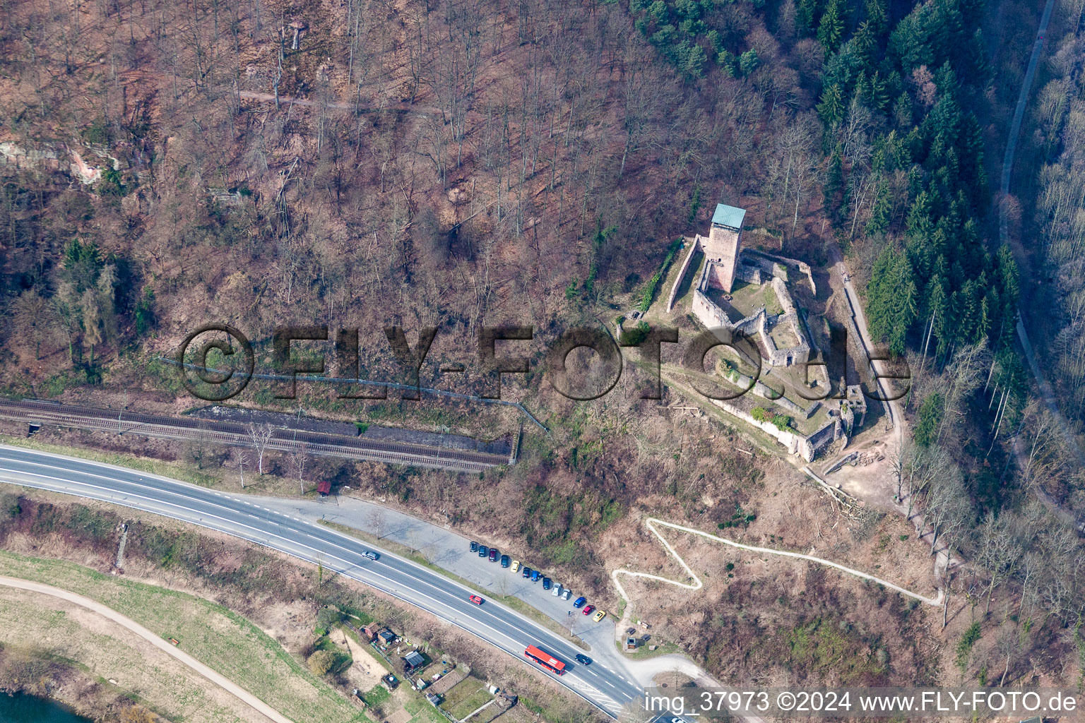 Vue aérienne de Ruines et vestiges des murs de l'ancien complexe du château et de la forteresse de Hinterburg à Neckarsteinach dans le département Hesse, Allemagne