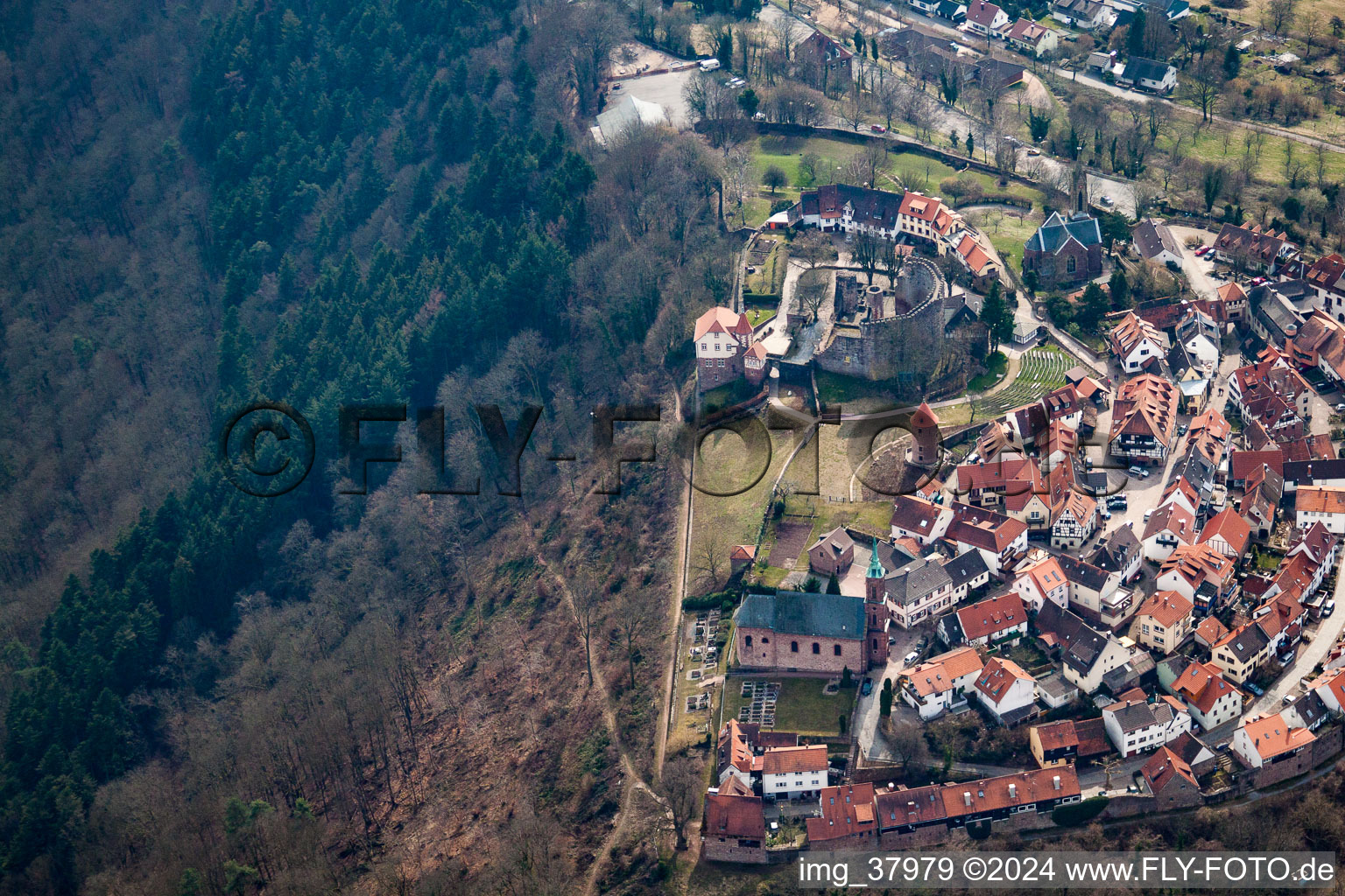 Vue aérienne de Fêtes du château et église à le quartier Dilsberg in Neckargemünd dans le département Bade-Wurtemberg, Allemagne