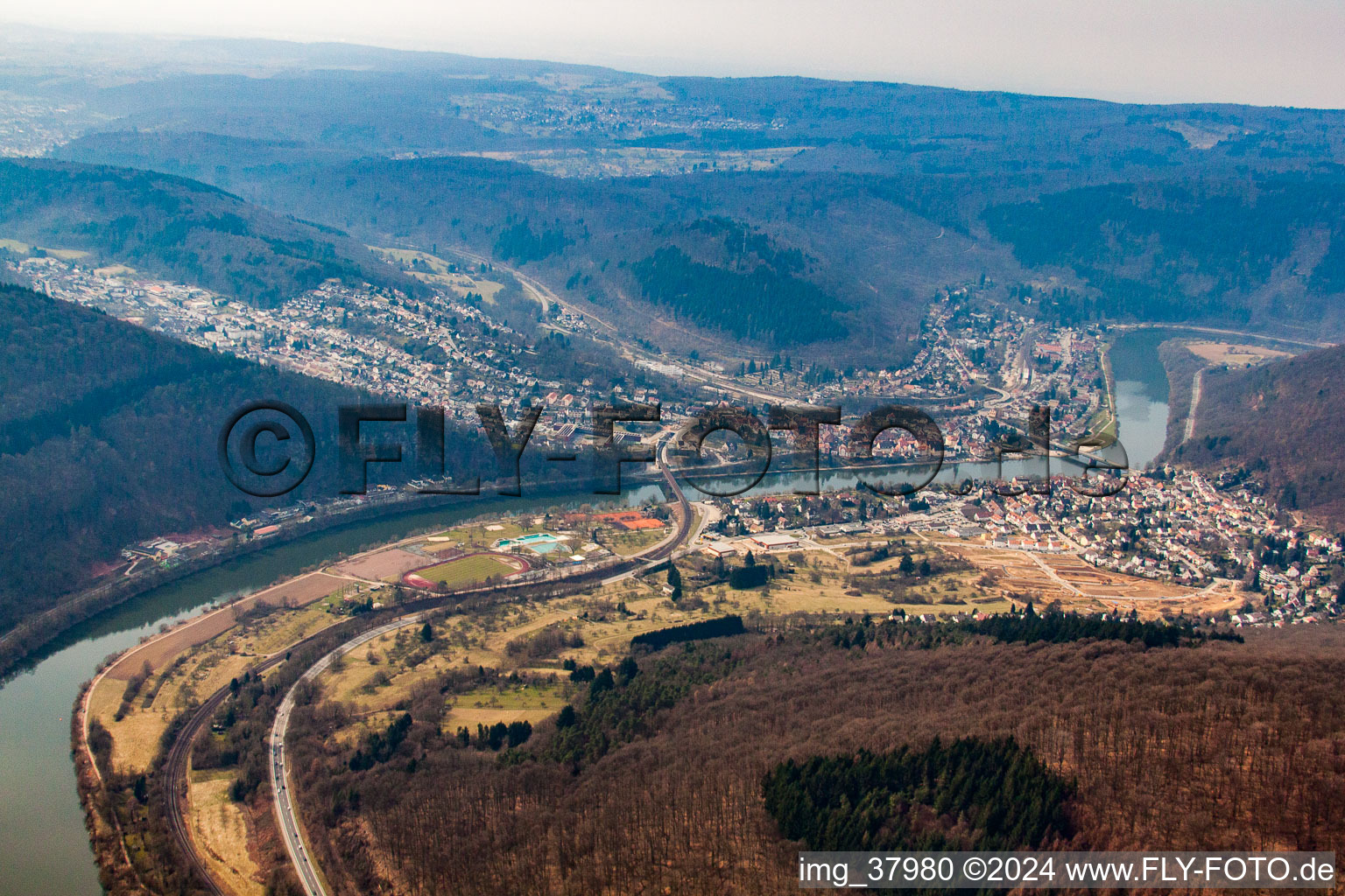 Vue aérienne de Du nord-est à Neckargemünd dans le département Bade-Wurtemberg, Allemagne