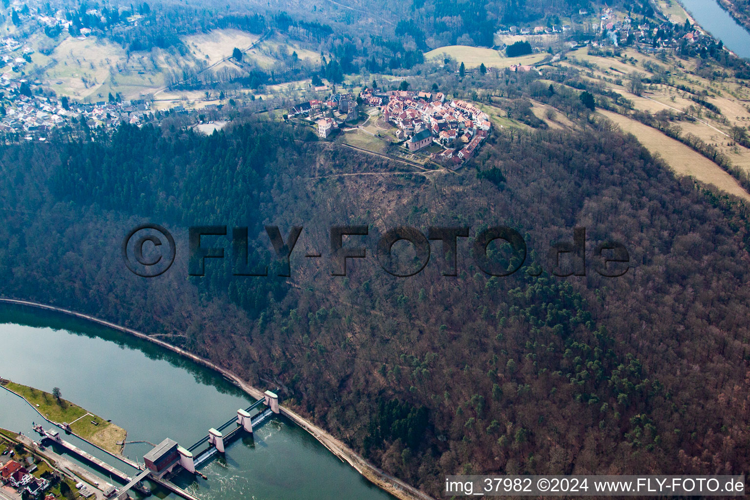 Vue aérienne de Au-dessus de l'écluse de Neckarsteinach à le quartier Dilsberg in Neckargemünd dans le département Bade-Wurtemberg, Allemagne