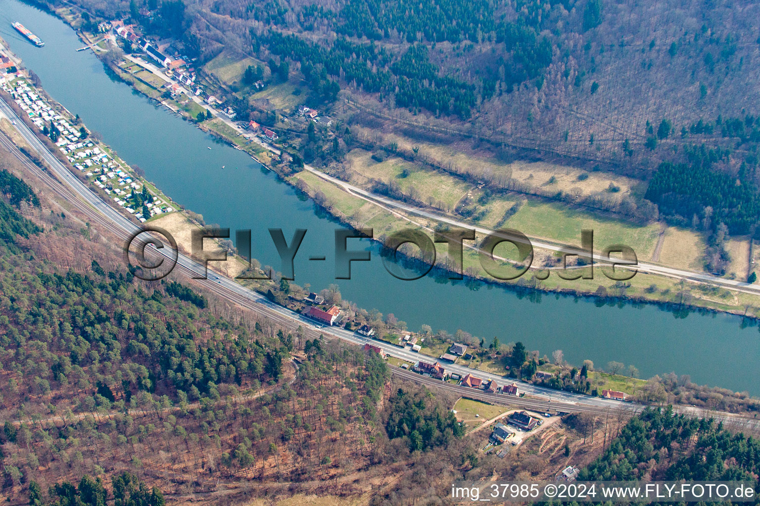 Vue aérienne de Camping de la vallée du Neckar en Hesse à le quartier Neckarhausen in Neckarsteinach dans le département Hesse, Allemagne