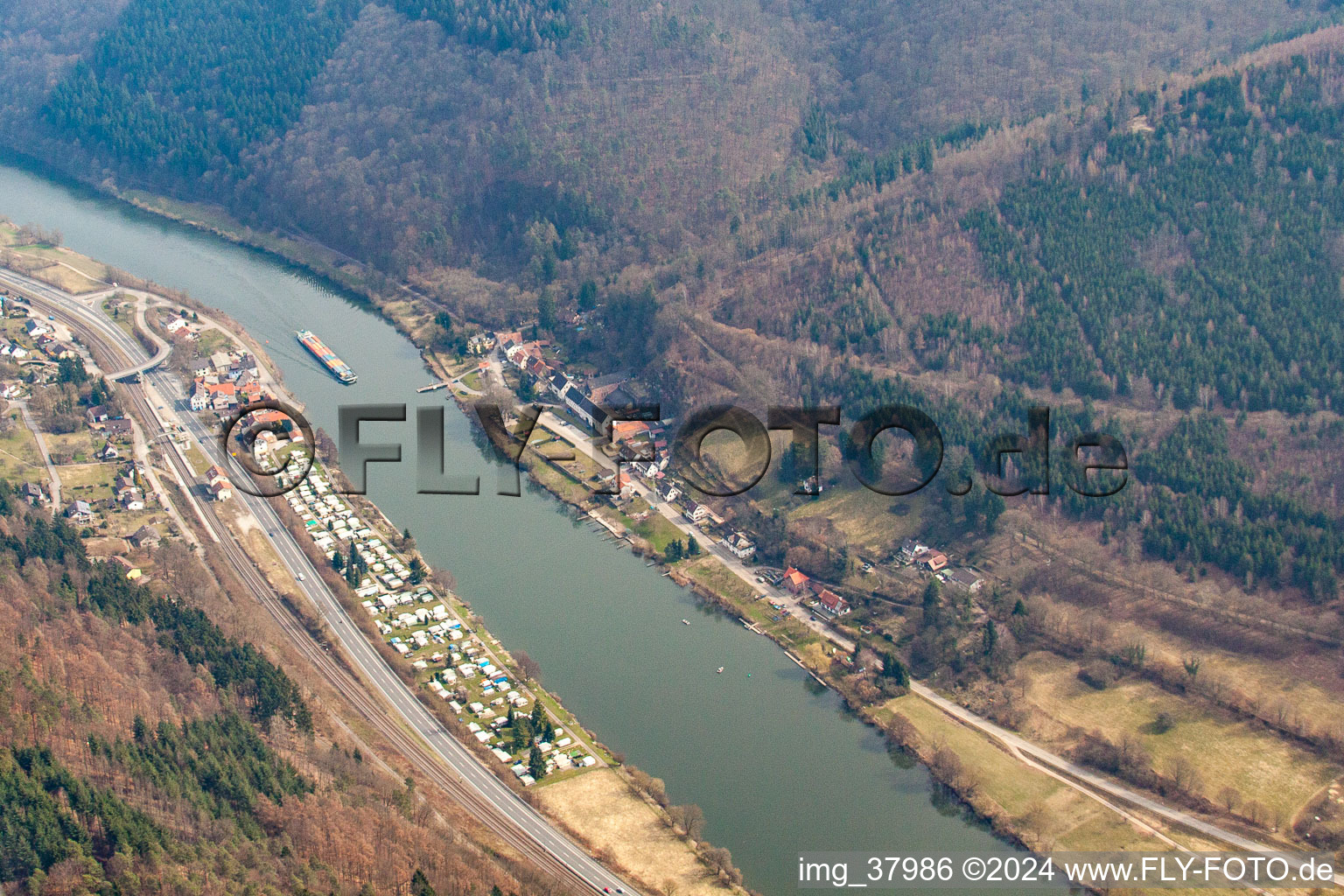 Vue aérienne de Camping de la vallée du Neckar en Hesse à le quartier Neckarhausen in Neckarsteinach dans le département Hesse, Allemagne