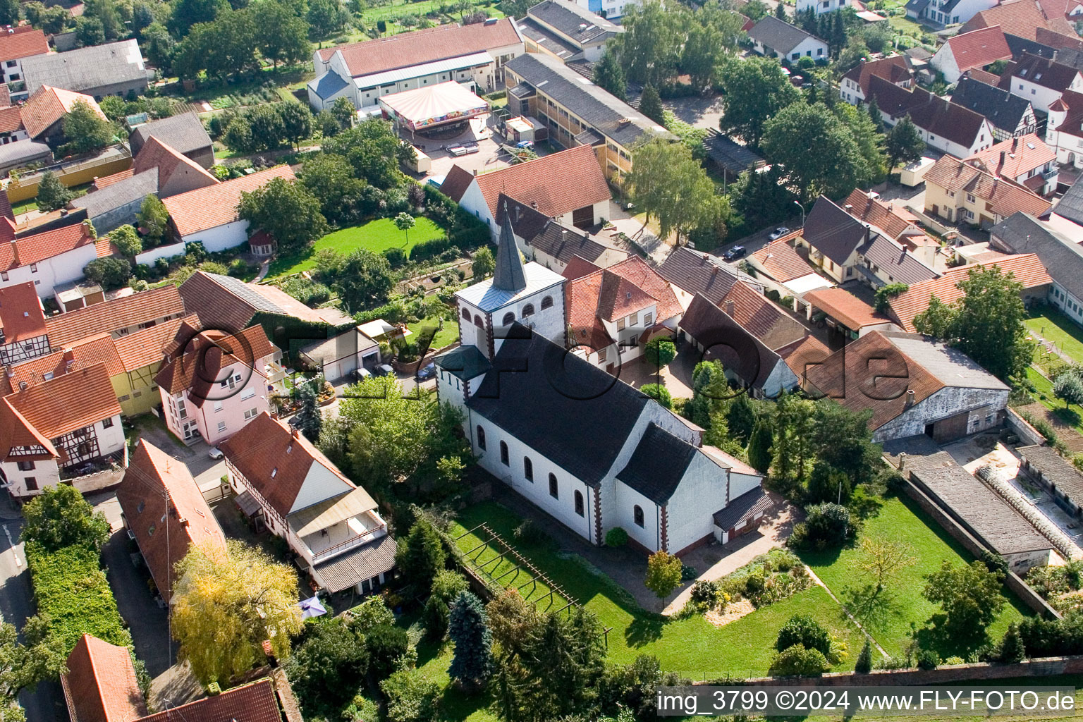 Vue aérienne de Catholique Église à Minfeld dans le département Rhénanie-Palatinat, Allemagne