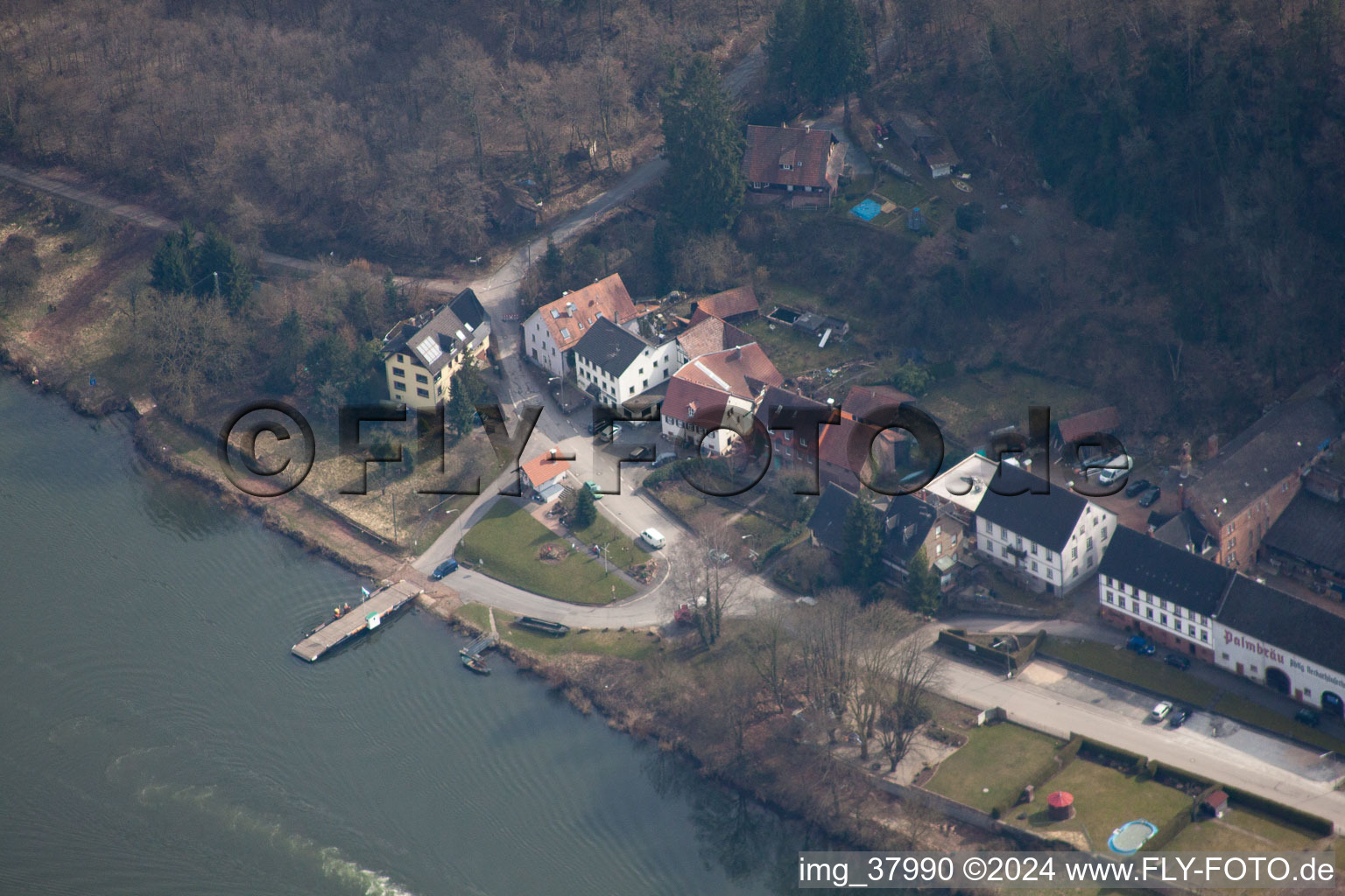 Vue aérienne de Ferry traversant le Neckar jusqu'à Neckarhausen à Neckarhäuserhof dans le département Hesse, Allemagne