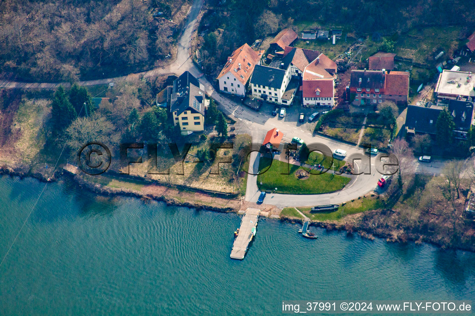 Vue aérienne de Neckarhäuserhof, ferry traversant le Neckar jusqu'à Neckarhausen à le quartier Mückenloch in Neckargemünd dans le département Bade-Wurtemberg, Allemagne