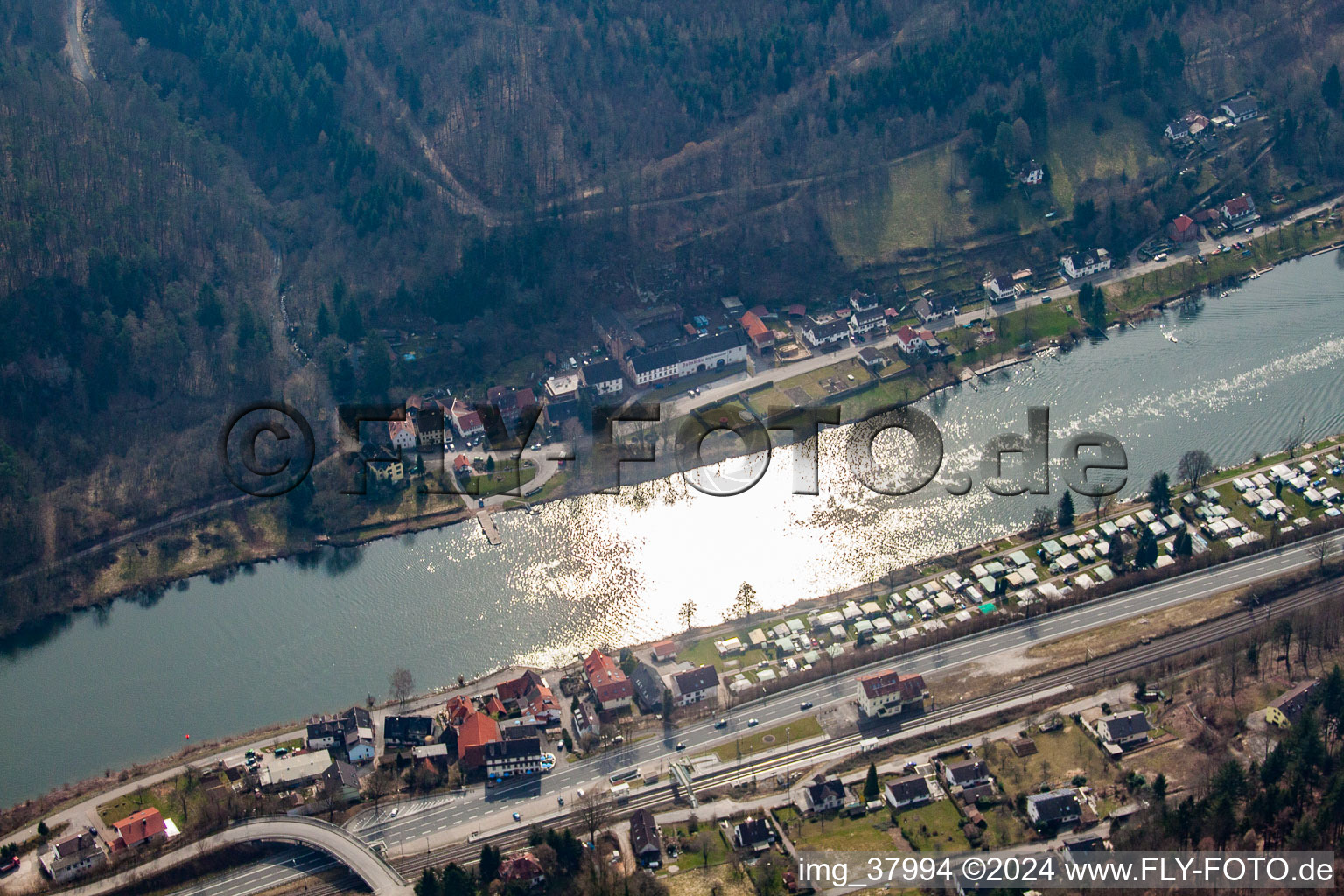 Vue aérienne de Neckarhäuserhof, ferry traversant le Neckar jusqu'à Neckarhausen à le quartier Neckarhausen in Neckarsteinach dans le département Hesse, Allemagne