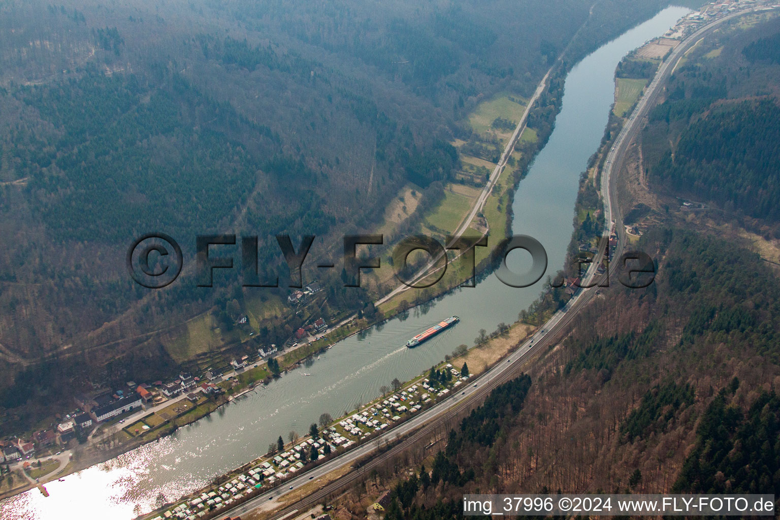 Vue aérienne de Neckarhäuserhof, ferry traversant le Neckar jusqu'à Neckarhausen à le quartier Mückenloch in Neckargemünd dans le département Bade-Wurtemberg, Allemagne