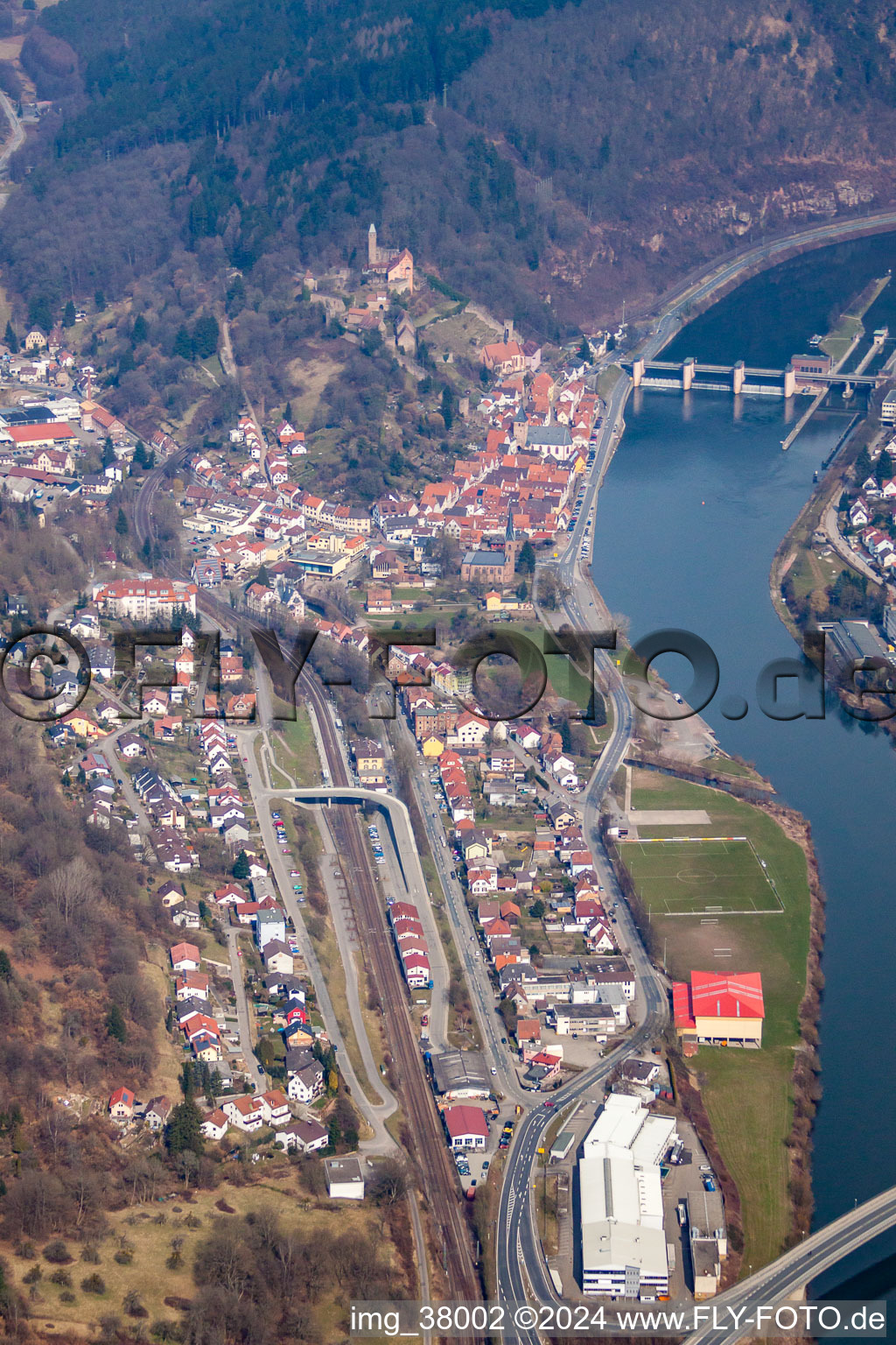 Vue aérienne de Dans la boucle du Neckar à Hirschhorn dans le département Hesse, Allemagne