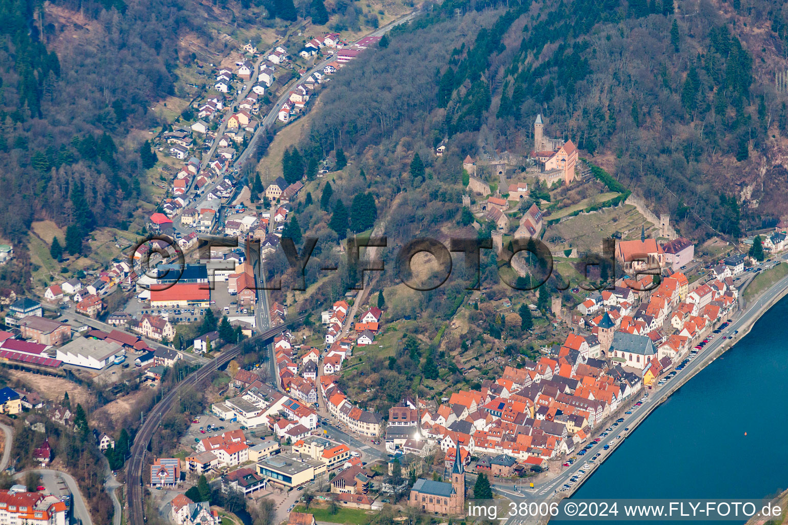 Vue aérienne de Château de Hirschhorn à Schönbrunn dans le département Bade-Wurtemberg, Allemagne