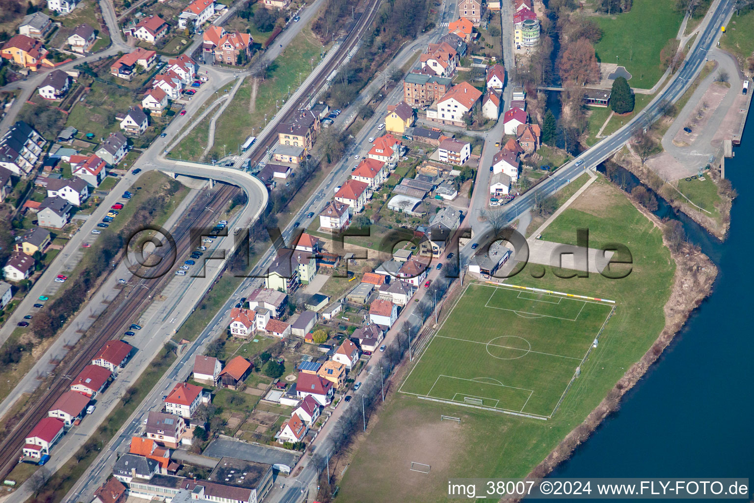 Vue aérienne de Club de football 1909 eV à Hirschhorn dans le département Hesse, Allemagne