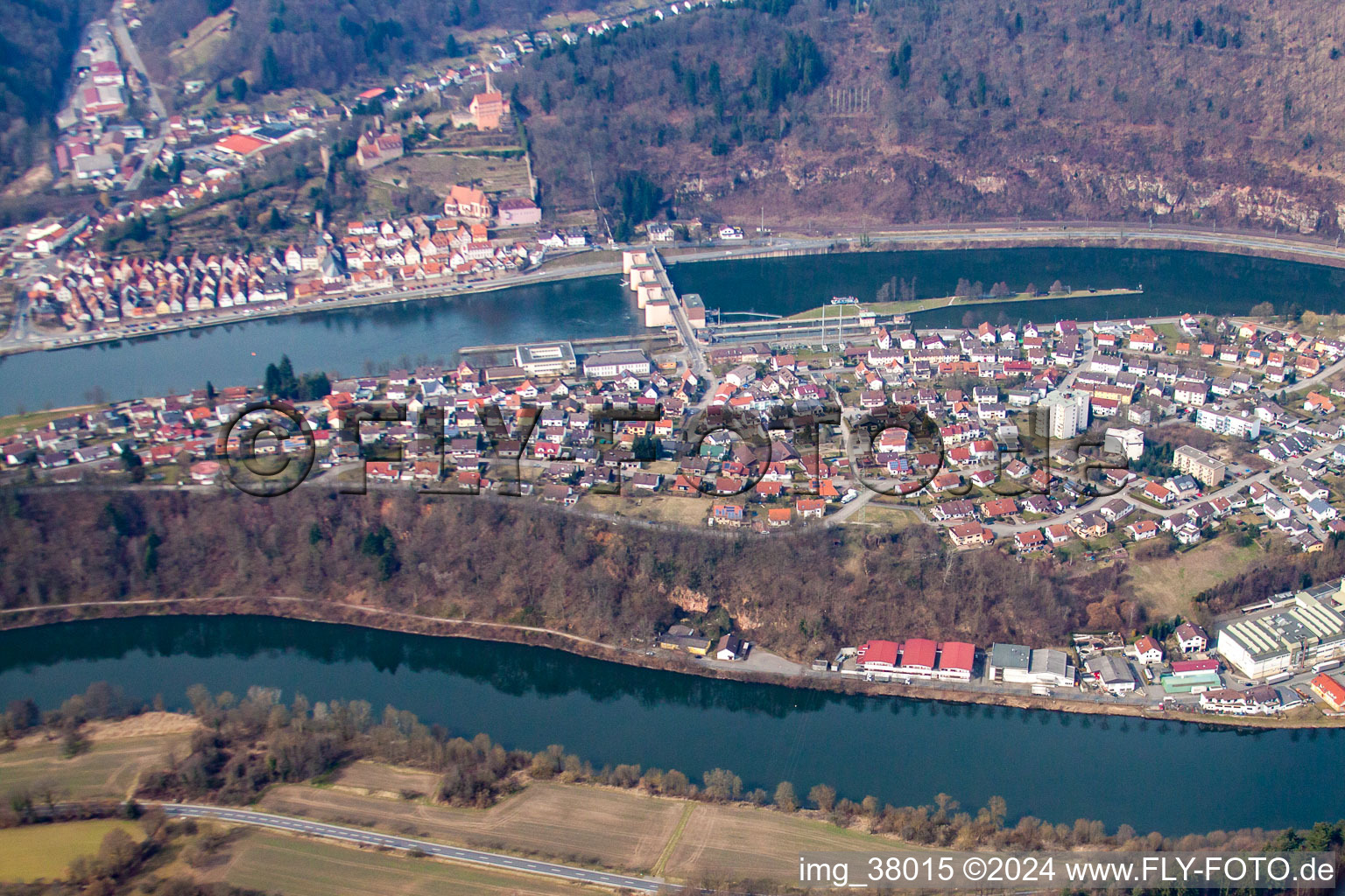 Vue oblique de Dans la boucle du Neckar à le quartier Ersheim in Hirschhorn dans le département Hesse, Allemagne