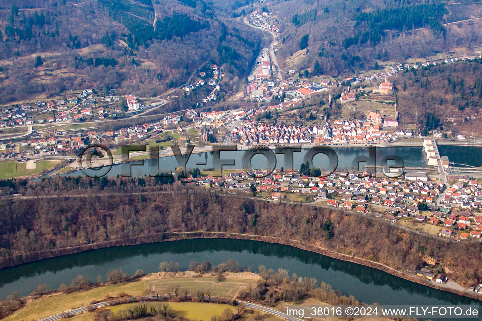 Vue aérienne de Dans la boucle du Neckar à Schönbrunn dans le département Hesse, Allemagne