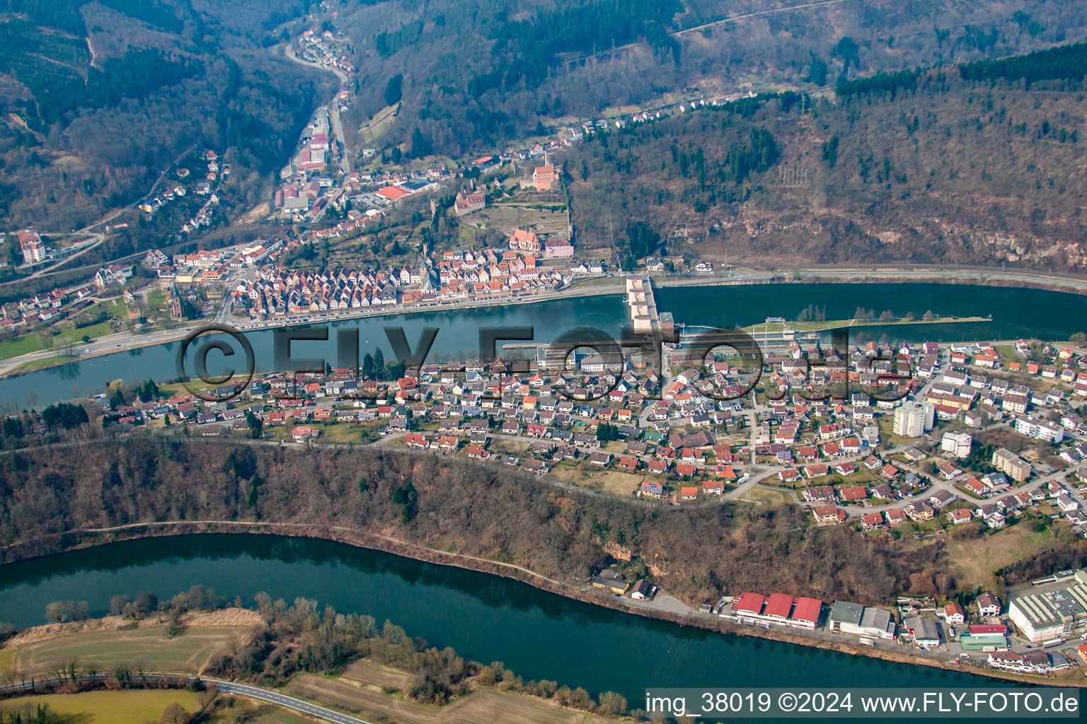 Dans la boucle du Neckar à le quartier Ersheim in Hirschhorn dans le département Hesse, Allemagne vue d'en haut