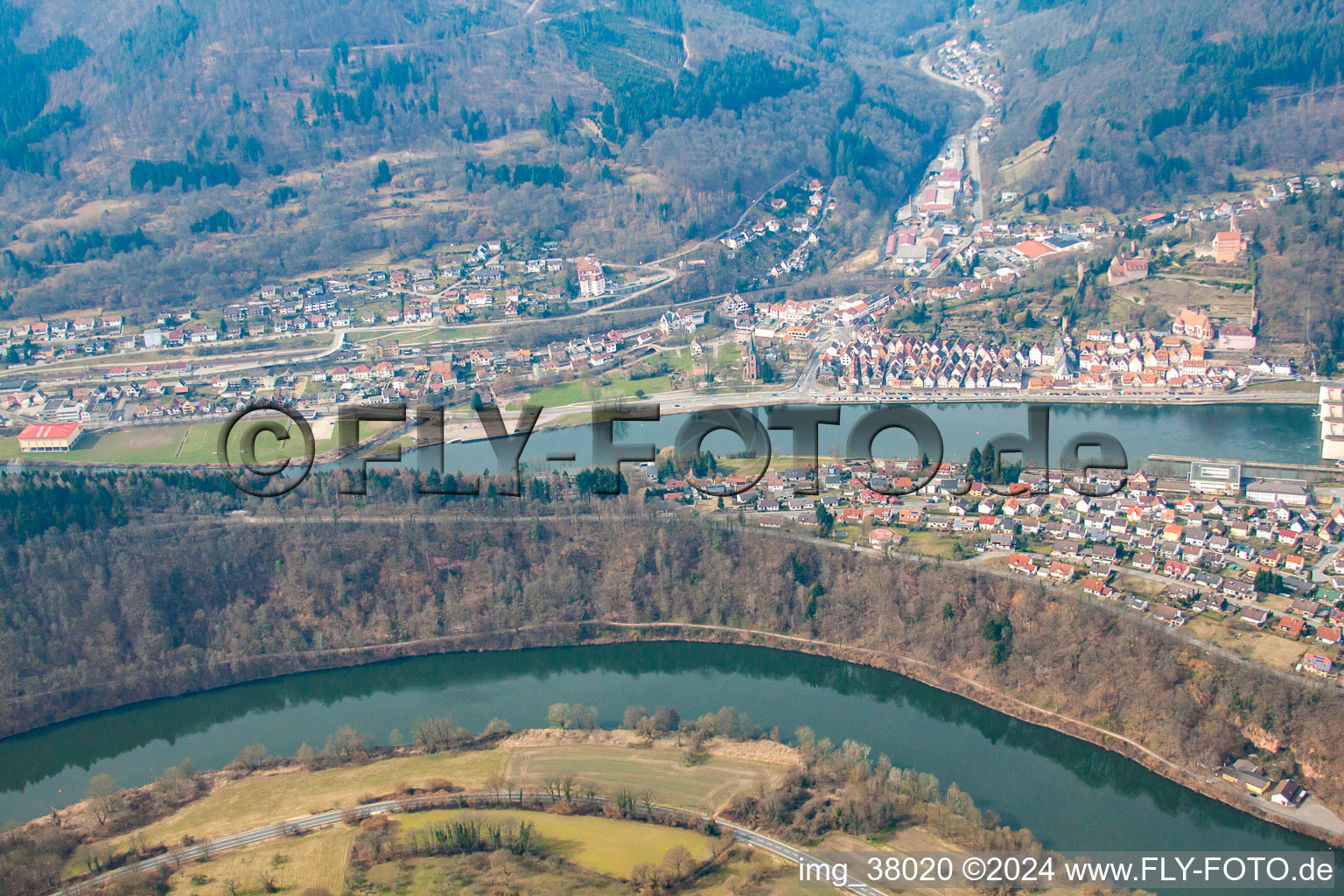 Dans la boucle du Neckar à le quartier Ersheim in Hirschhorn dans le département Hesse, Allemagne d'en haut