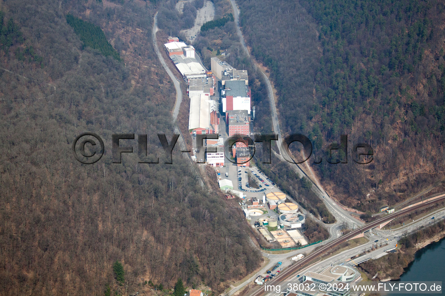 Vue aérienne de Site de l'usine Gelita AG à Eberbach dans le département Bade-Wurtemberg, Allemagne