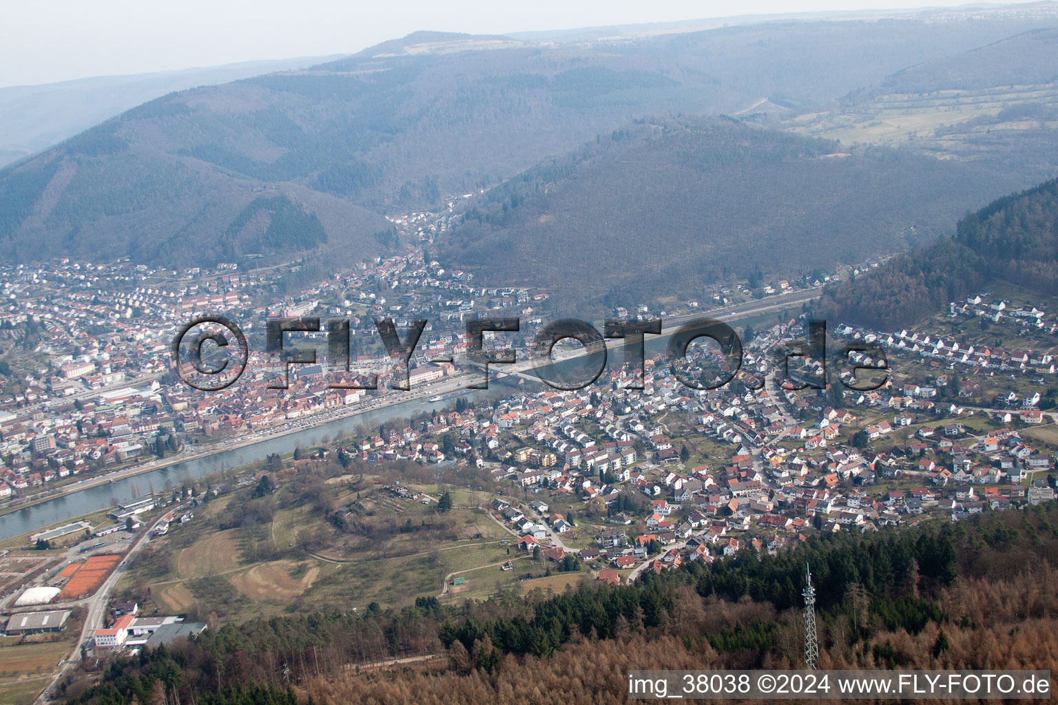 Eberbach dans le département Bade-Wurtemberg, Allemagne depuis l'avion