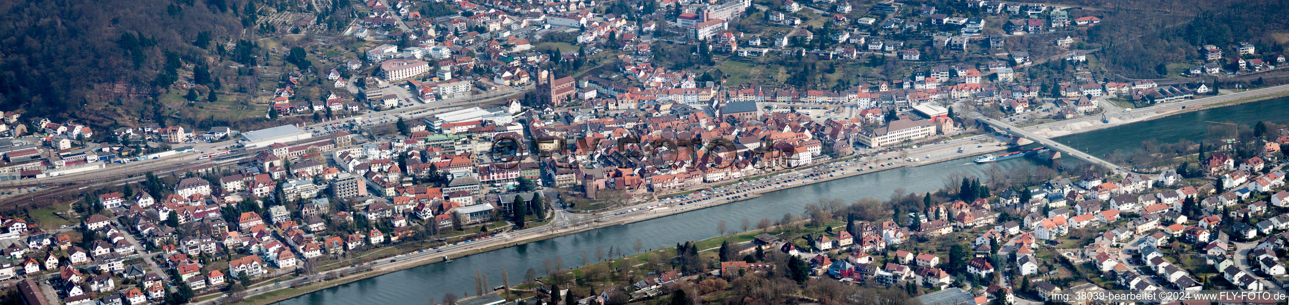 Vue aérienne de Perspective panoramique de la zone riveraine du fleuve Neckar à Eberbach dans le département Bade-Wurtemberg, Allemagne