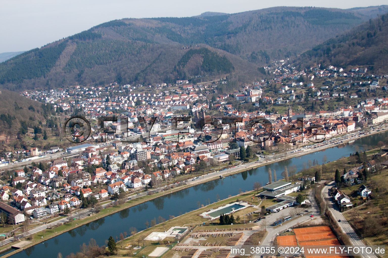 Vue aérienne de Zone riveraine du fleuve Neckar à Eberbach dans le département Bade-Wurtemberg, Allemagne