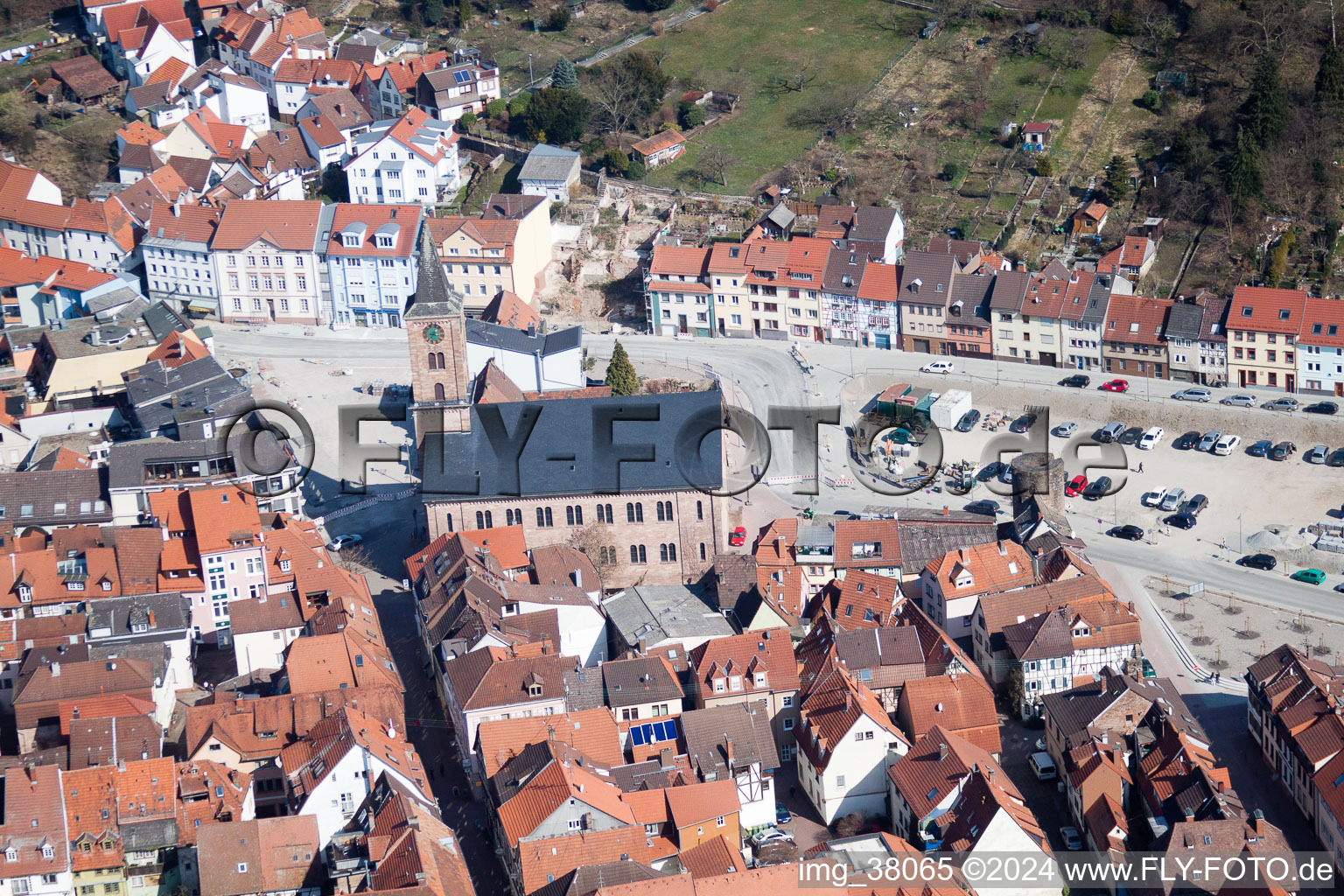 Vue aérienne de Église Eberbach dans le centre historique du centre-ville à Eberbach dans le département Bade-Wurtemberg, Allemagne