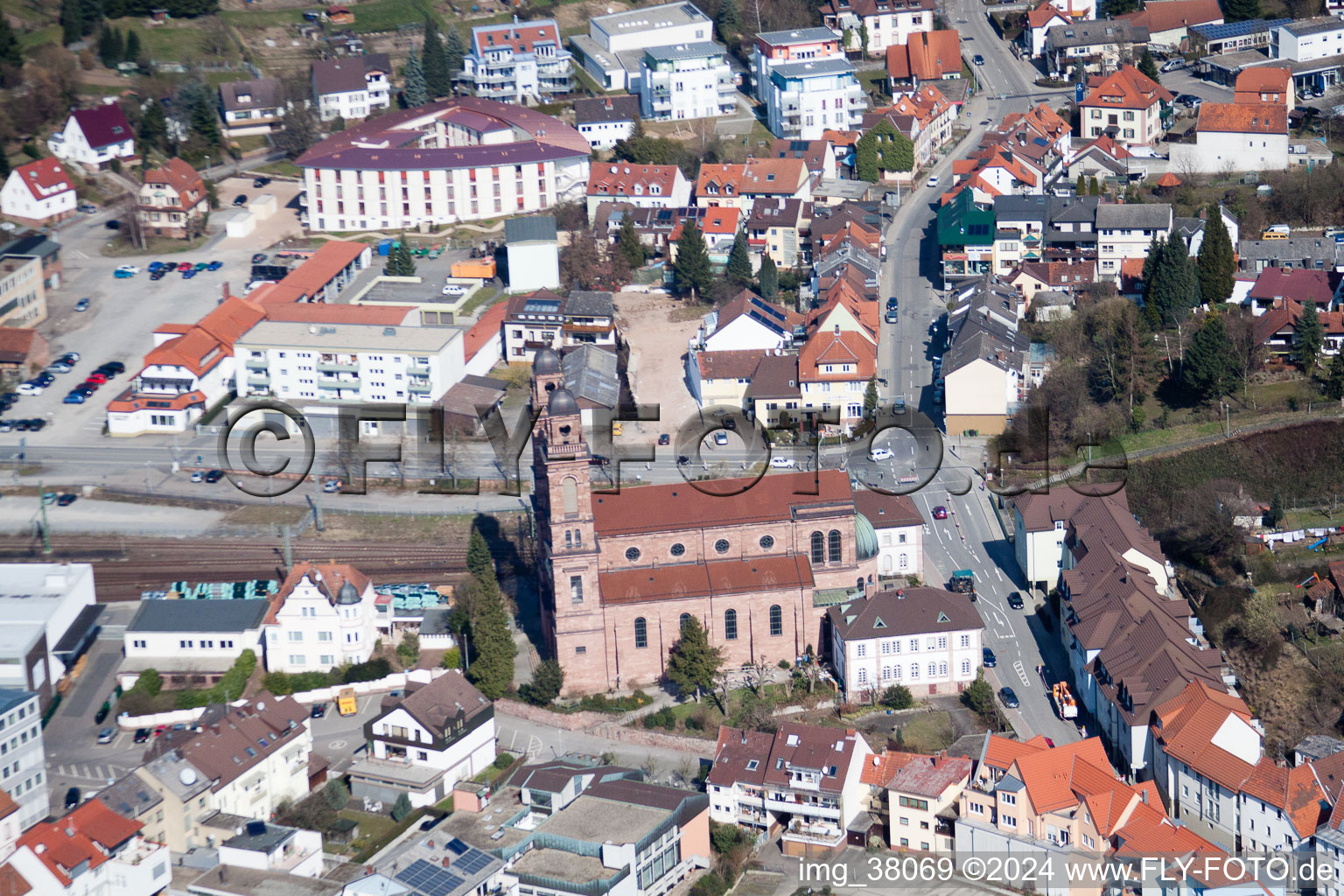 Vue aérienne de Bâtiment de l'église d'Es Nepomuk dans le vieux centre-ville du centre-ville à Eberbach dans le département Bade-Wurtemberg, Allemagne