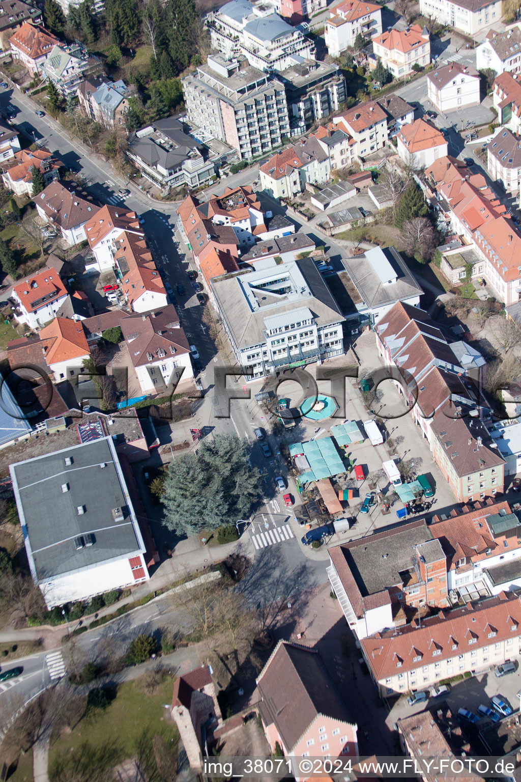 Vue aérienne de Hôtel de ville de l'administration municipale sur la place du marché au centre-ville à Eberbach dans le département Bade-Wurtemberg, Allemagne