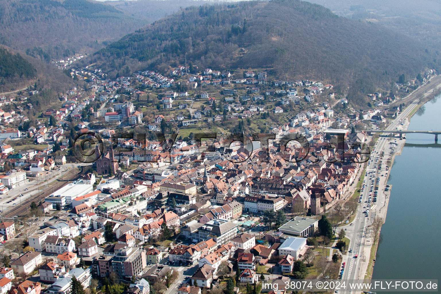 Eberbach dans le département Bade-Wurtemberg, Allemagne vu d'un drone