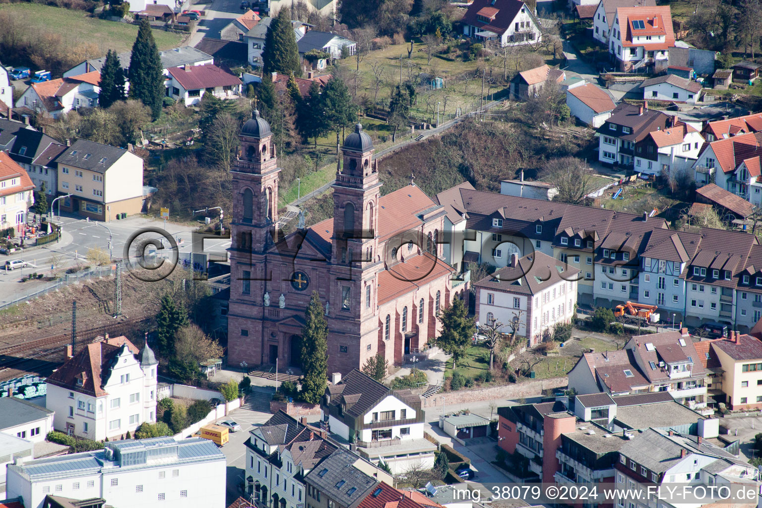 Vue aérienne de Bâtiment de l'église d'Es Nepomuk dans le vieux centre-ville du centre-ville à Eberbach dans le département Bade-Wurtemberg, Allemagne