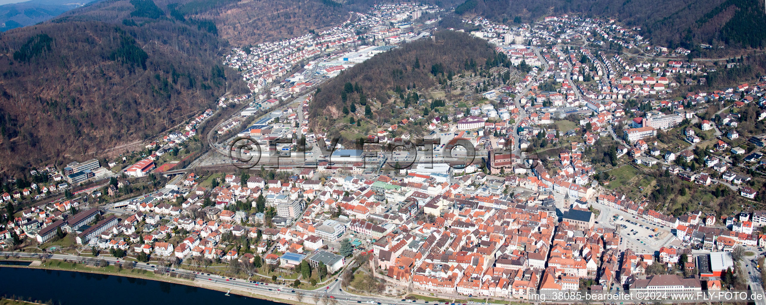 Vue aérienne de Perspective panoramique de la zone riveraine du fleuve Neckar à Eberbach dans le département Bade-Wurtemberg, Allemagne