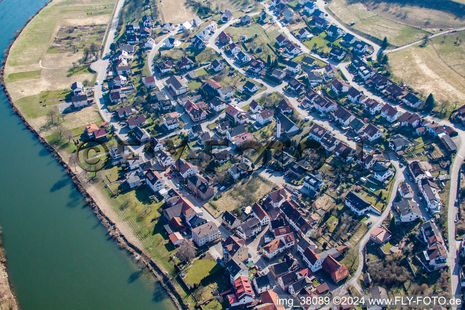 Vue aérienne de Du nord sur le Neckar à le quartier Rockenau in Eberbach dans le département Bade-Wurtemberg, Allemagne