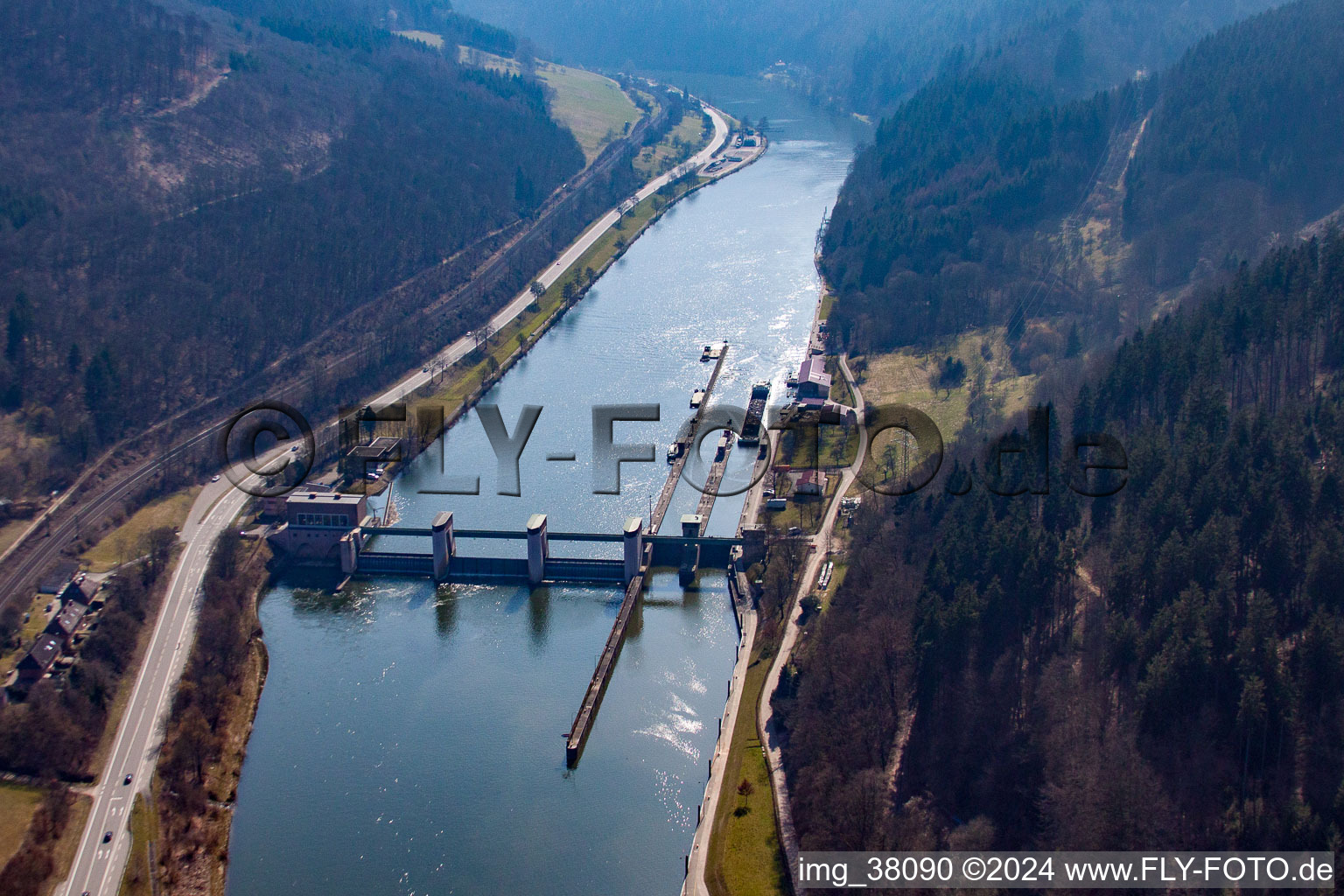 Vue aérienne de Barrage du Neckar et écluse Rockenau à le quartier Rockenau in Eberbach dans le département Bade-Wurtemberg, Allemagne