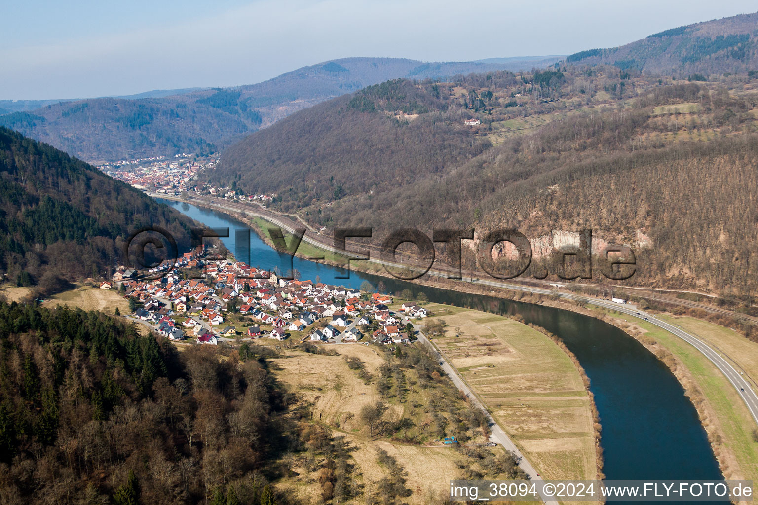 Vue aérienne de Zones riveraines du Neckar à le quartier Rockenau in Eberbach dans le département Bade-Wurtemberg, Allemagne