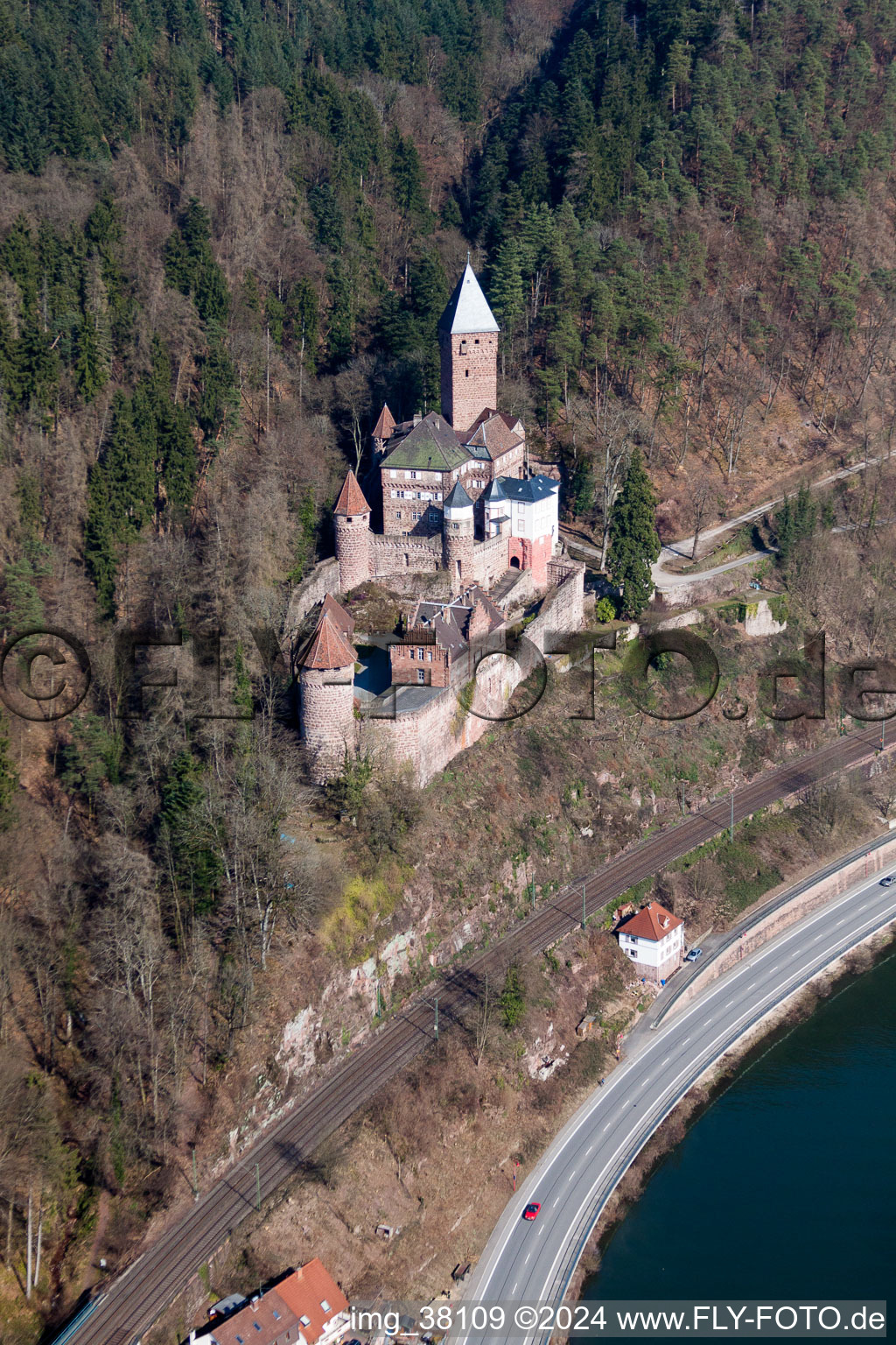 Photographie aérienne de Château Zwingenberg Complexe de châteaux au-dessus du Neckar à Zwingenberg dans le département Bade-Wurtemberg, Allemagne