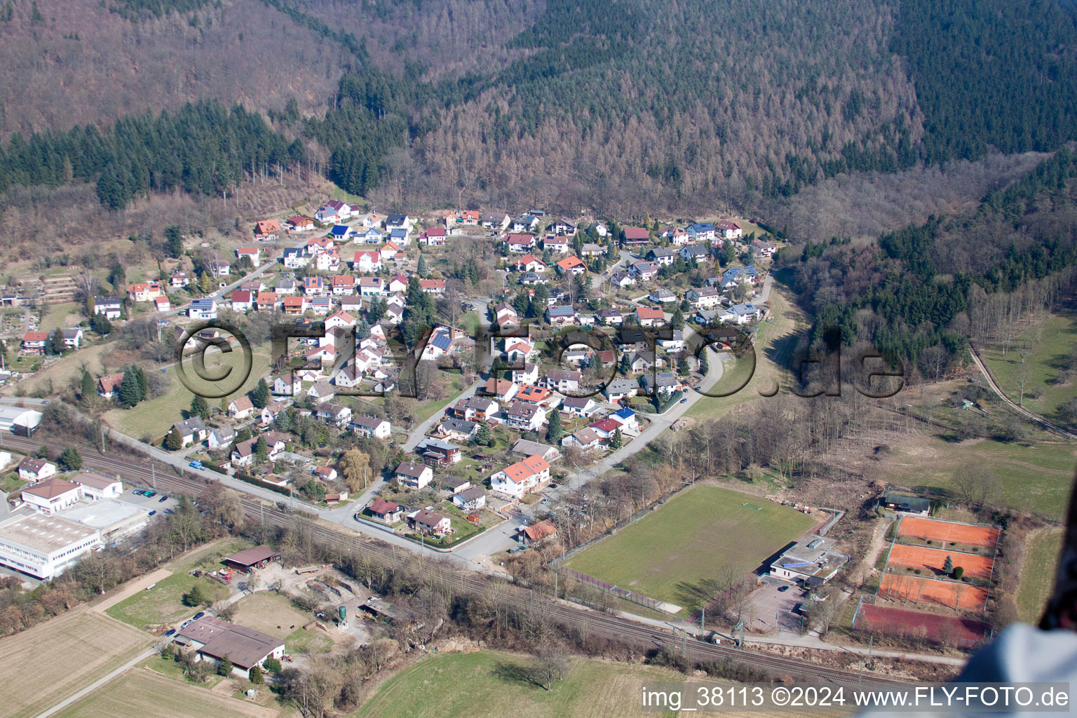 Zwingenberg dans le département Bade-Wurtemberg, Allemagne depuis l'avion