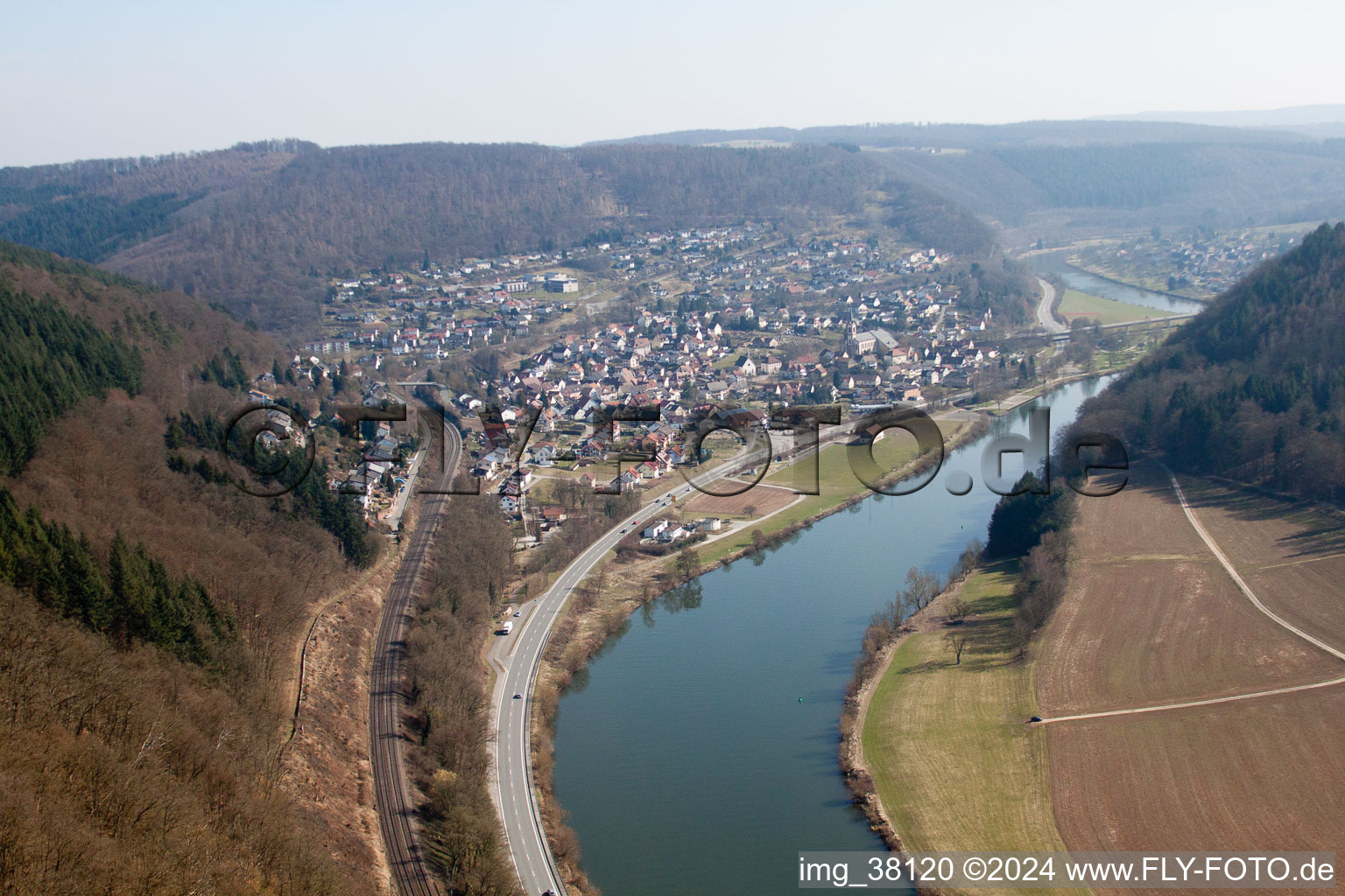 Vue d'oiseau de Neckargerach dans le département Bade-Wurtemberg, Allemagne