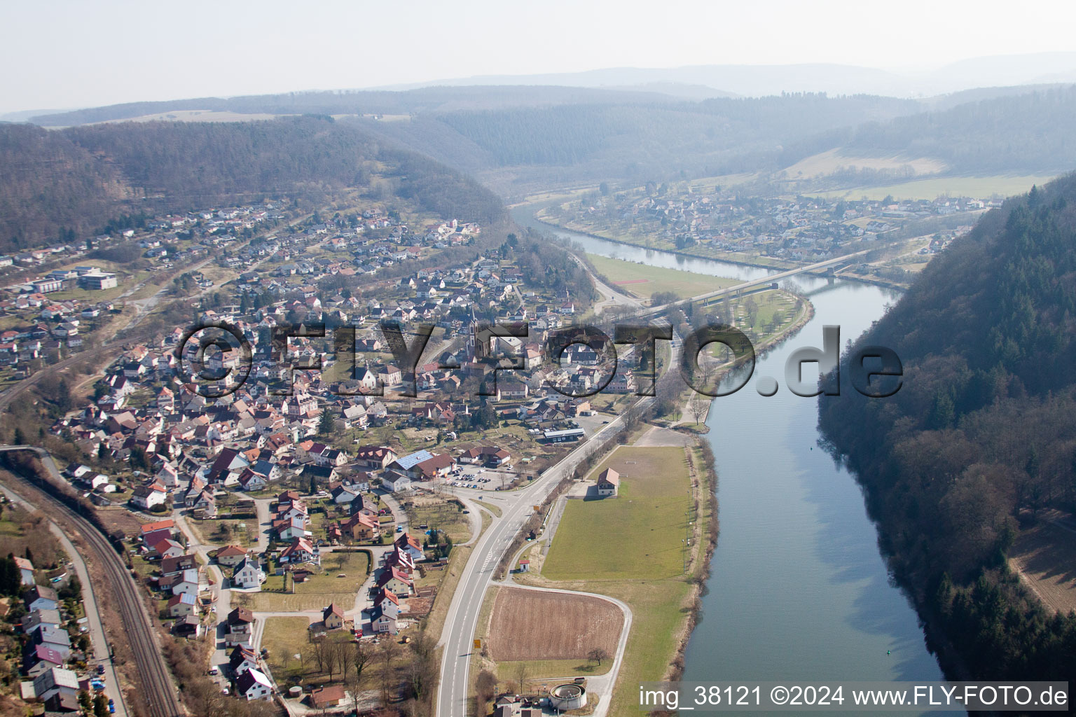 Neckargerach dans le département Bade-Wurtemberg, Allemagne vue du ciel