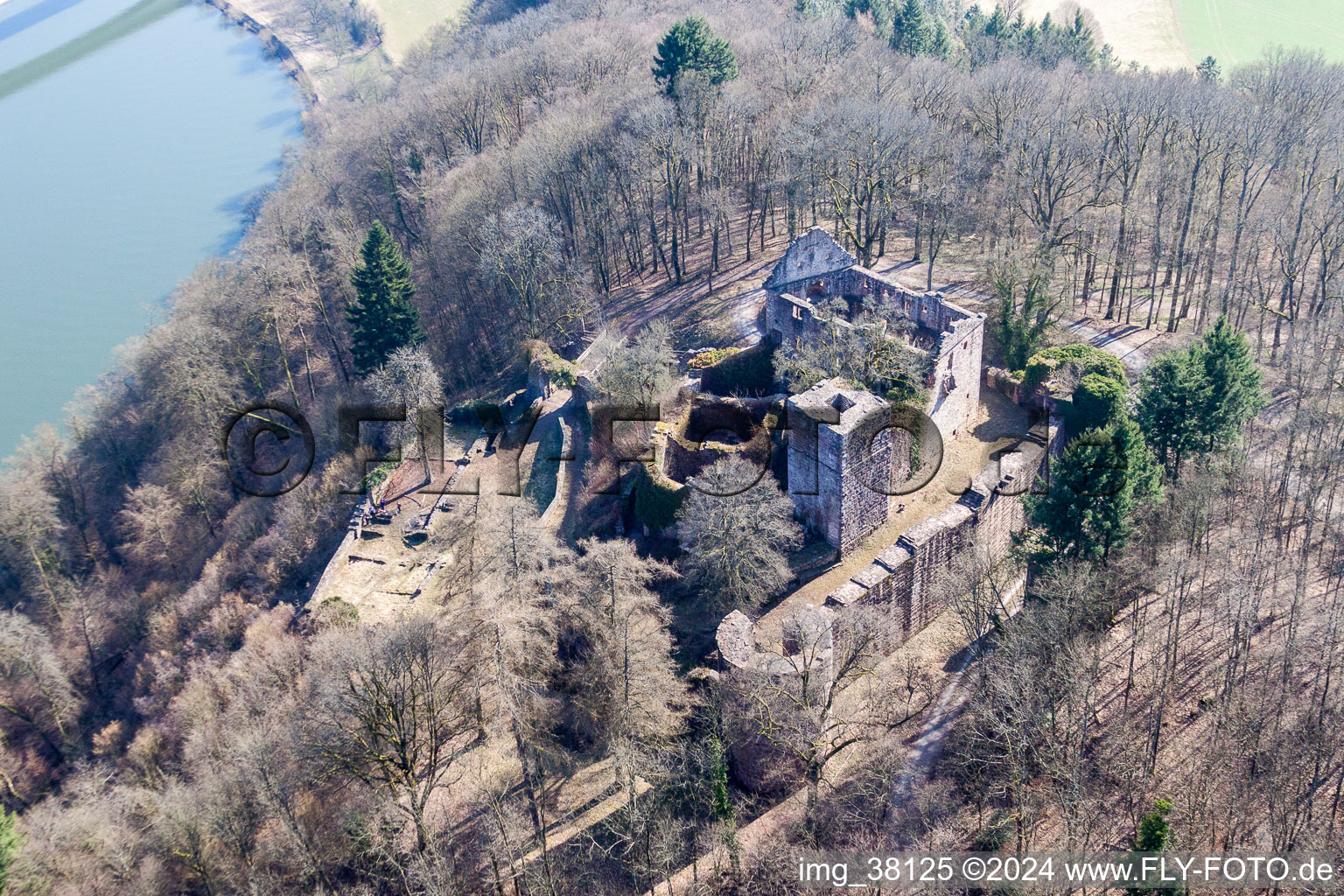 Vue aérienne de Ruines et vestiges des murs de l'ancien complexe du château et forteresse de Minneburg au-dessus du Neckar à le quartier Neckarkatzenbach in Neunkirchen dans le département Bade-Wurtemberg, Allemagne